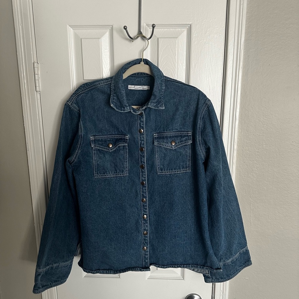 Classic Denim Blue Jean Jacket with Contrast Stitching and Relaxed Fit